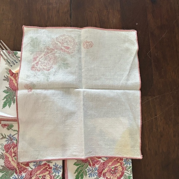 4/$50 Floral Embroidered Textile napkins set of four 🌸 - Picture 4 of 8